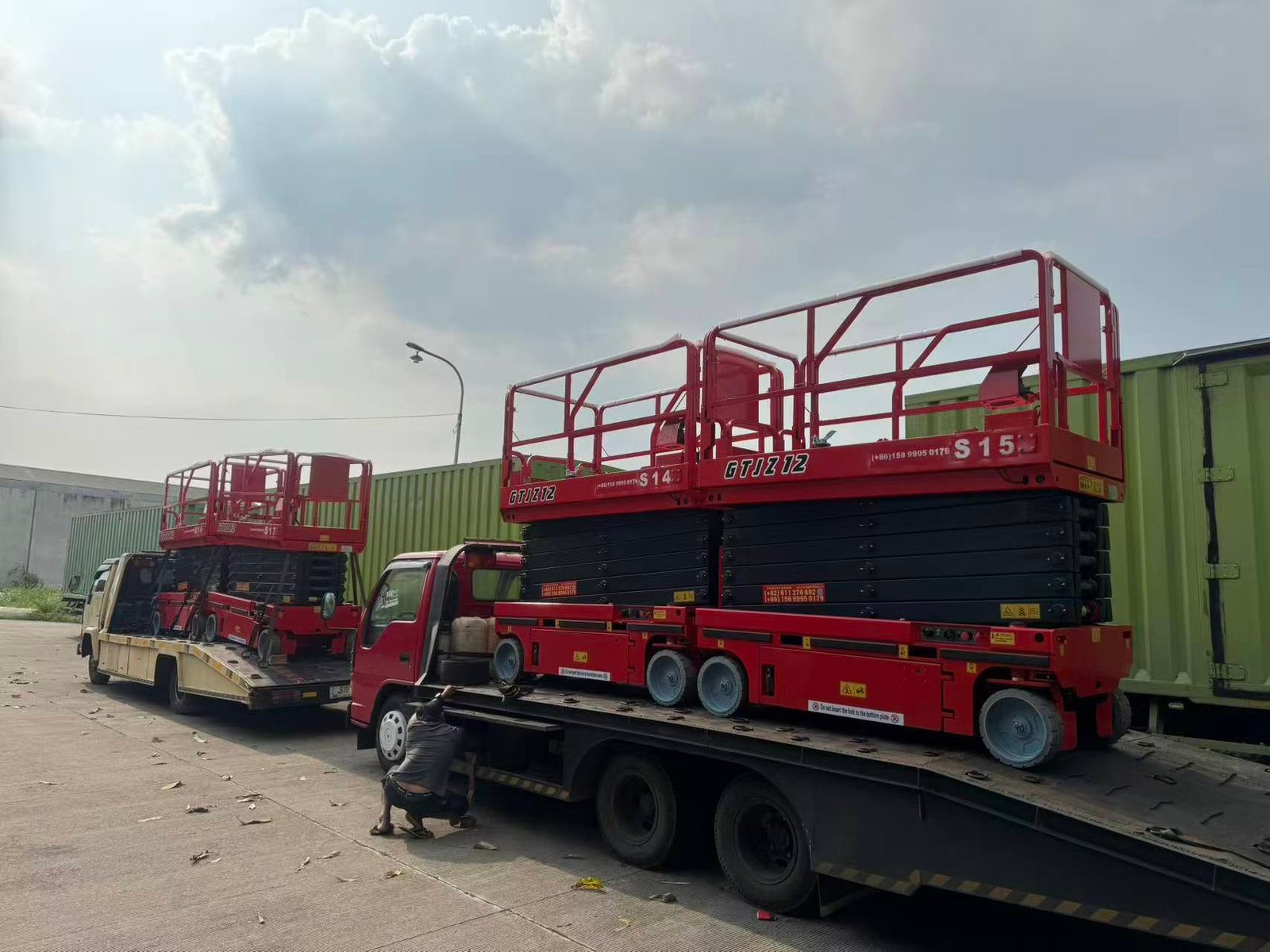 剪叉式高空作业平台装车