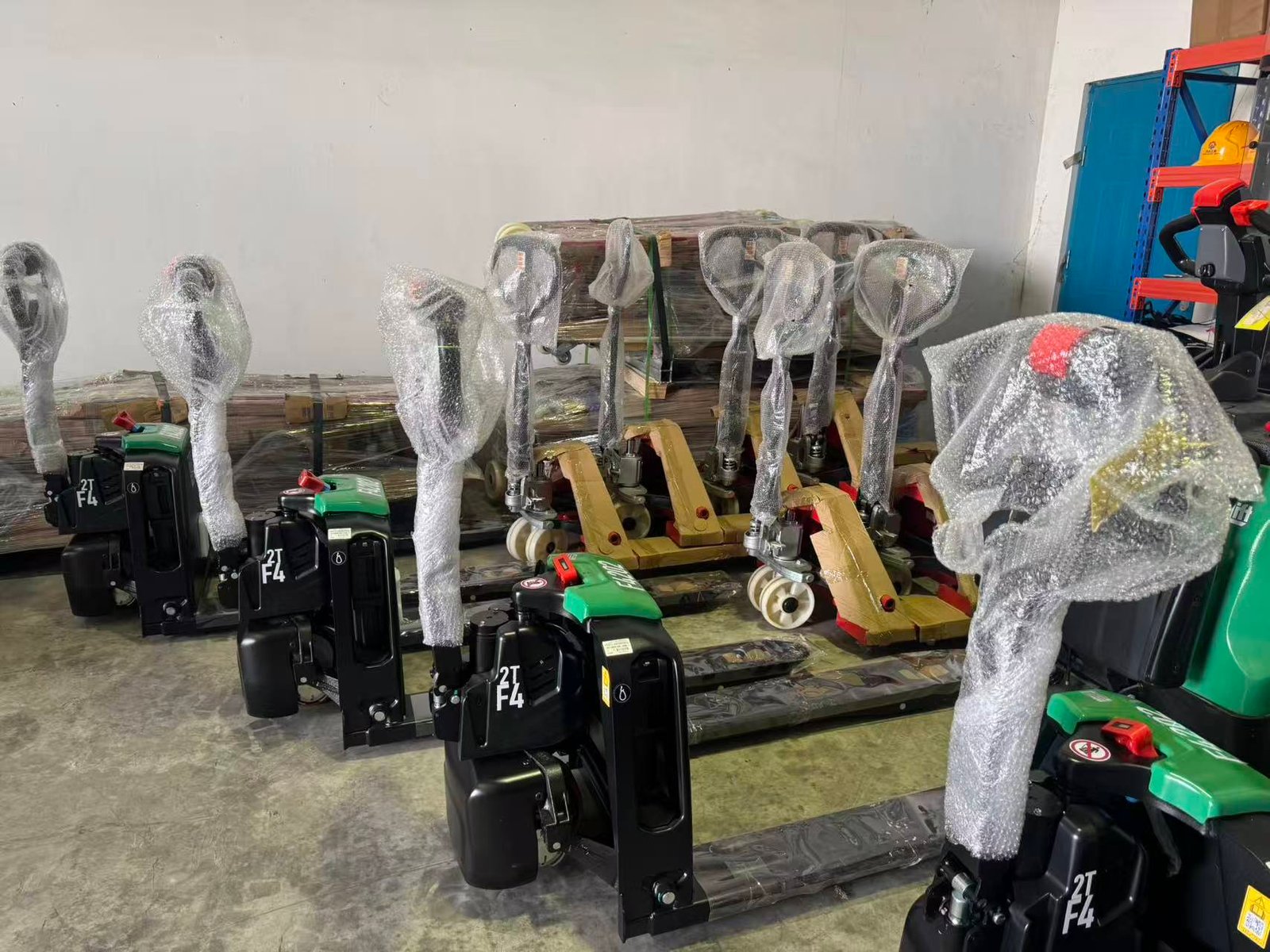 电动搬运车与堆高车